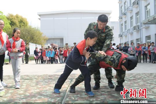 小男孩學(xué)習(xí)格斗技巧。　劉威 攝