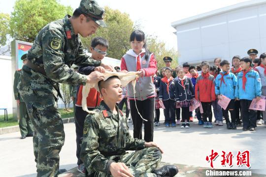 武警戰(zhàn)士為孩子演示急救方法?！⑼?攝